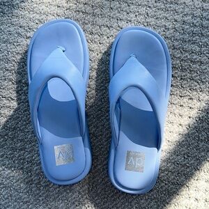 Dolce Vita Berrie Size 9 padded flip flop